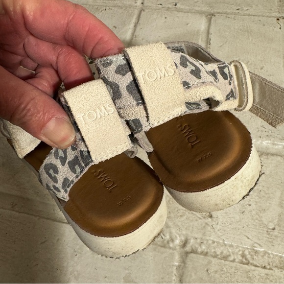 TOMS Womens Sidney Tread Snow Leopard Print Ankle Athletic Sandals Casual 7.5 - Picture 2 of 9